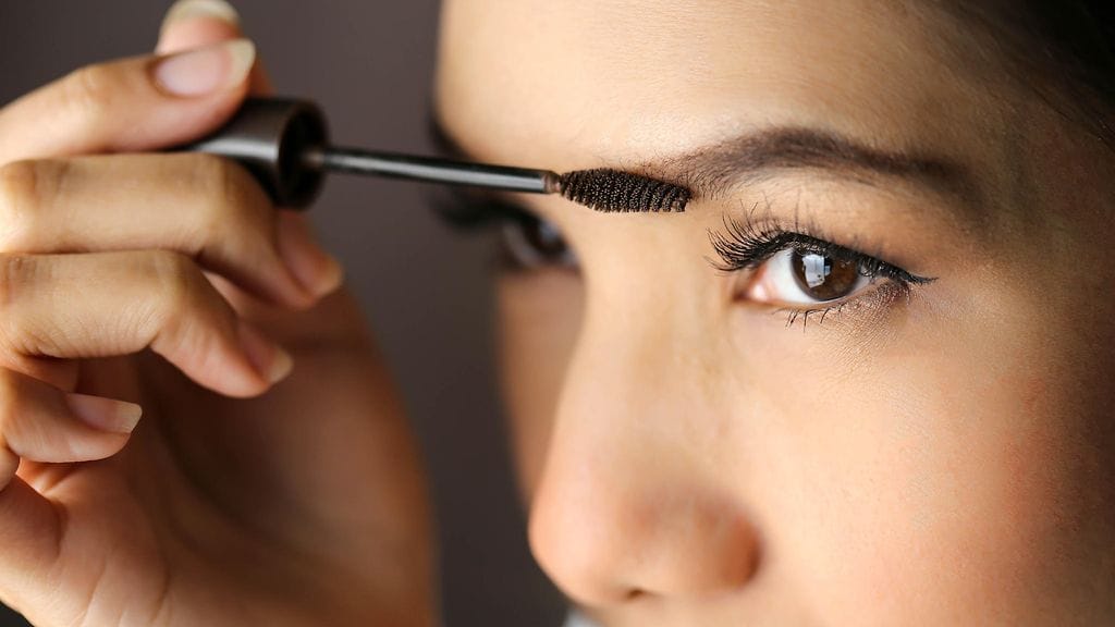 Kulmakarvan luonnollinen muoto tulee ottaa huomioon meikatessa. Kuvituskuva.