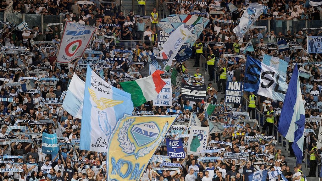 Lazion kannattajia Napoli-ottelussa sunnuntaina.