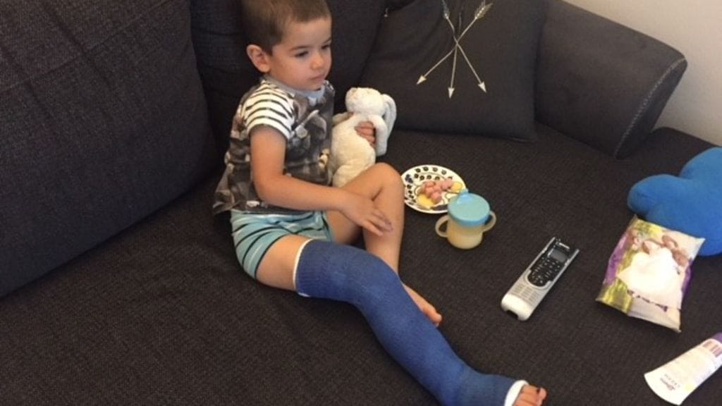 Pien poika joutui onnettomuuteen Vantaan haudoilla vuosi sitten. Nyt pojan jalka on parantunut ennalleen.