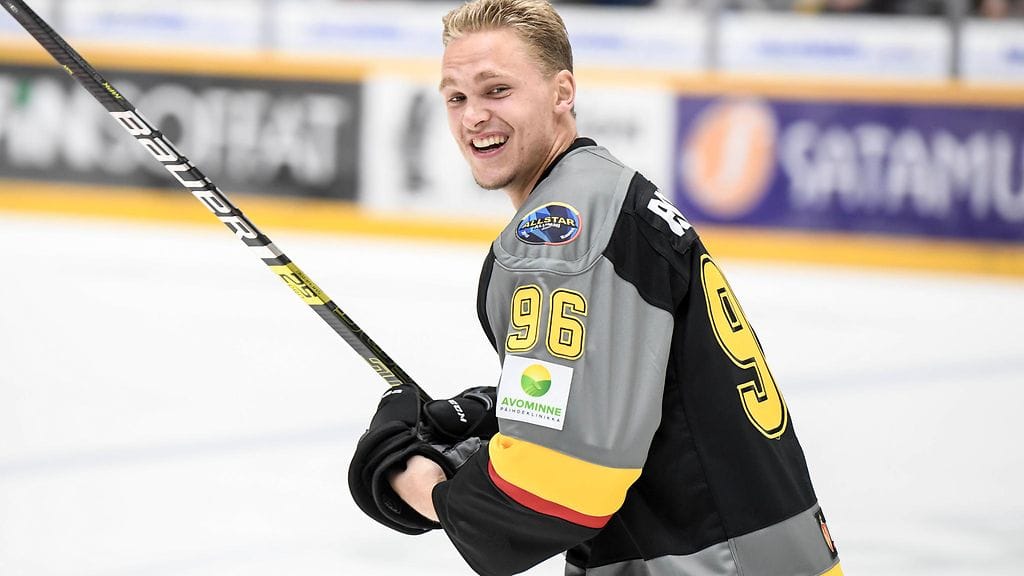 Mikko Rantanen viiletti perjantaina Raumalla Liiga Alumni All Star -hyväntekeväisyysottelussa.