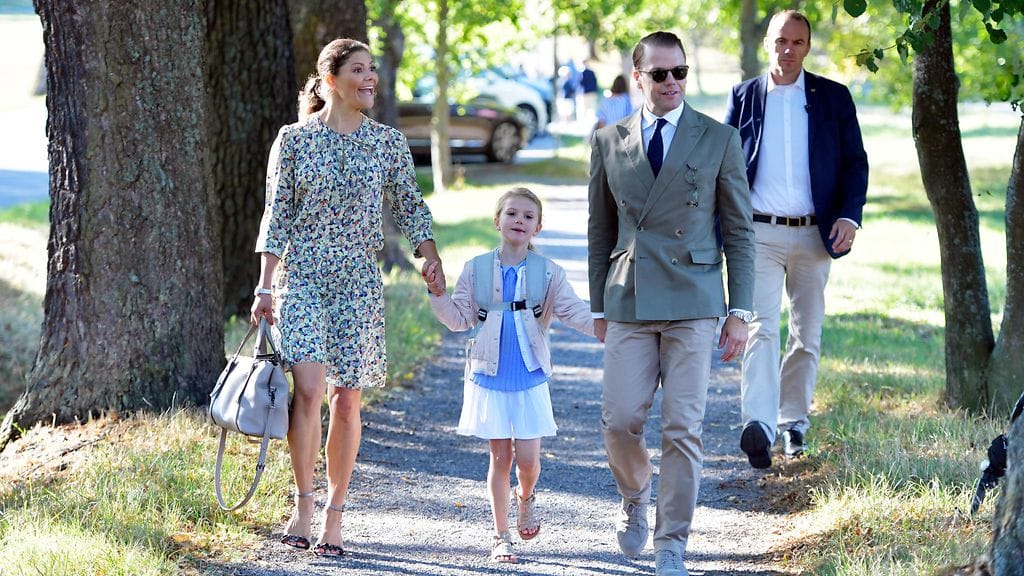 Kruununprinsessa Victoria ja puoliso, prinssi Daniel vievät lastaan prinsessa Estellea Campus Manillan kouluun Tukholmassa. 6-vuotias prinsessa Estelle aloitti koulun elokuussa.