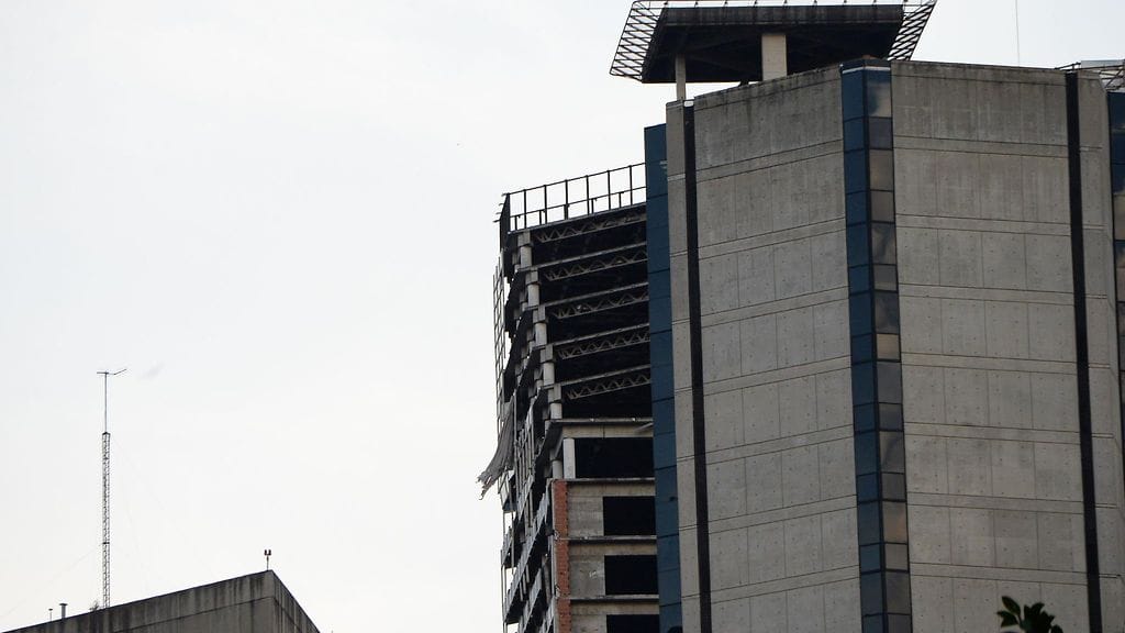 Maanjäristys sai keskeneräisen rakennuksen ylimmät kerrokset liikkeelle Venezuelan Caracasissa.