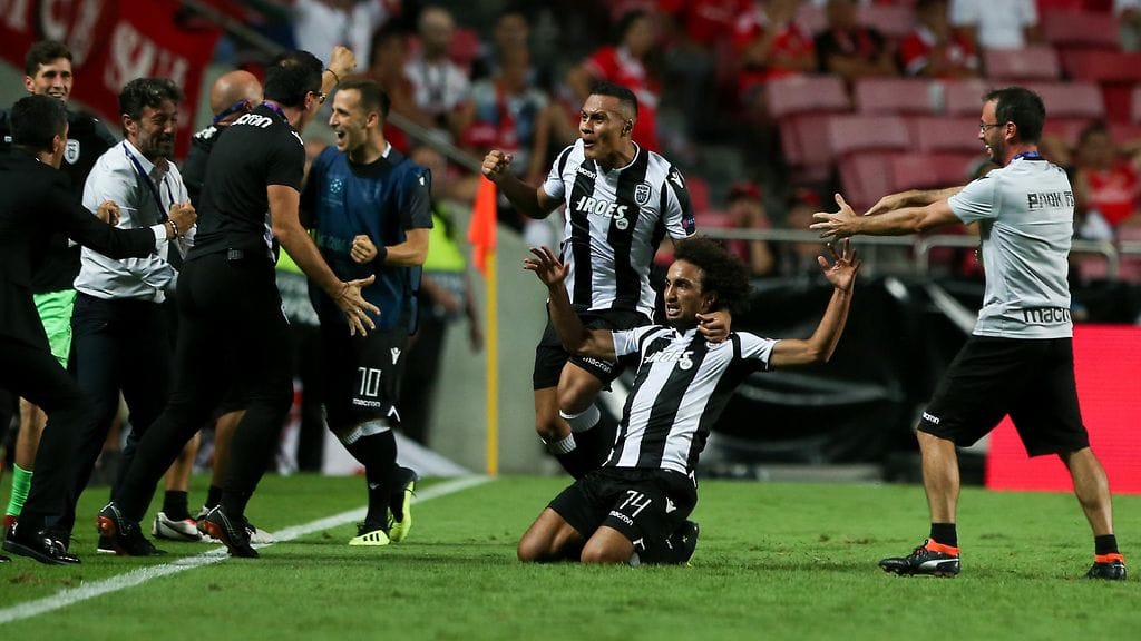 Kreikkalaisseura PAOK:n pelaajat juhlivat tunteella 1-1-tasoitusmaalia Mestarien liigan viimeisen karsintakierroksen avausottelussa portugalilaisseura Benficaa vastaan.