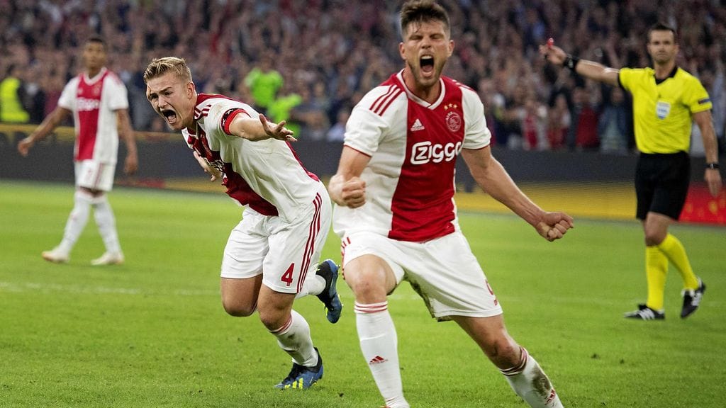 Ajaxin riveissä yhdistyy nuoruus ja kokemus. Takana huippulupaus Matthjis de Ligt, 19, ja edessä Klaas-Jan Huntelaar, 35.