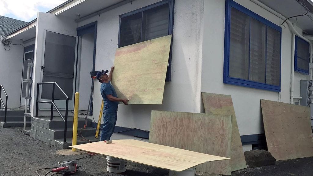 Lane-hurrikaani kulkee Yhdysvaltain kansallisen sääpalvelun mukaan vaarallisen läheltä Havaijin saarta.