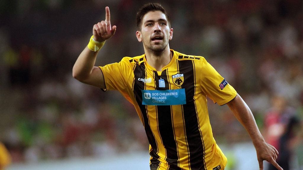 Kreikkalaisseura AEK:n hyökkääjä Anastasios Bakasetas oli monella tapaa esillä keskiviikkona Mestarien liigan karsintaottelussa unkarilaista Vidiä vastaan.