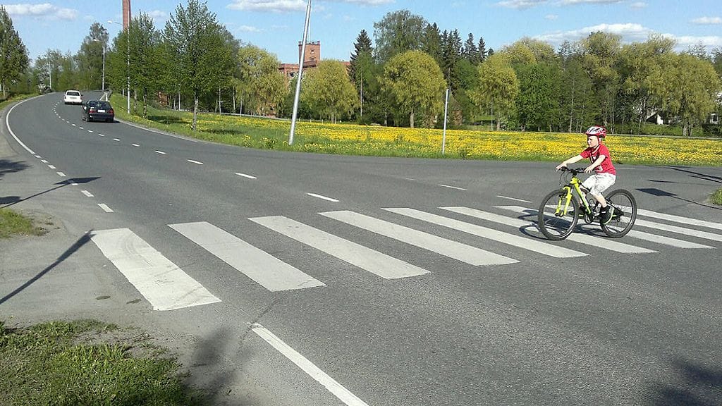 Kuvan poika joutui naisautoilijan töytäisemäksi viikko sitten maanantaina.
