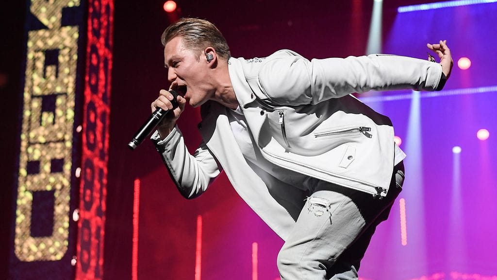 Jare Tiihonen asuu Espoon Westendissä, muttei halua olla samanlainen kuin siellä asuvat muut ihmiset. Kuvassa Cheek esiintyy Täältä sinne -kiertueen avauskonserttissa Espoon Metro Arenalla toukokuussa 2018.