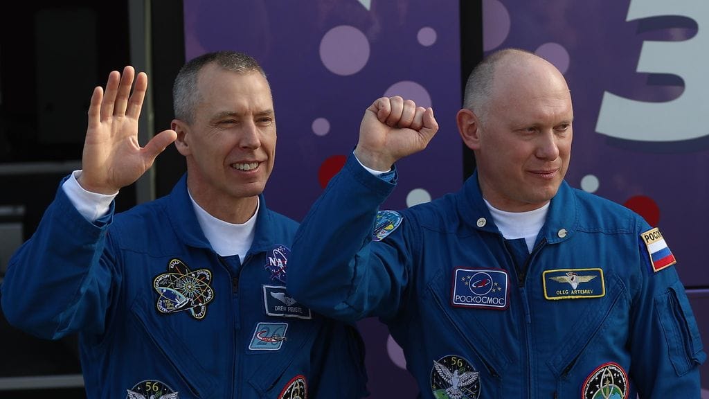 Astronautti Andrew Feustel ja kosmonautti Oleg Artemiev kohtasivat ensimmäisessä avaruudessa pelatussa tennisottelussa.