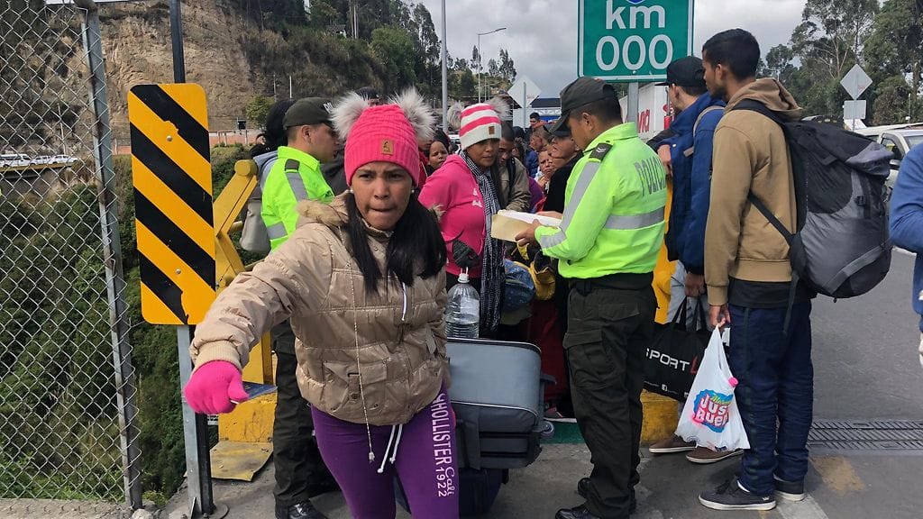 Ecuadorin rajatarkastajat tarkastavat venezuelaisten passeja rajalla 24.8.2018.