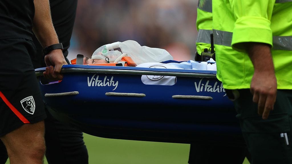 Michael Keane sai lisähappea loukkaantumisensa jälkeen.