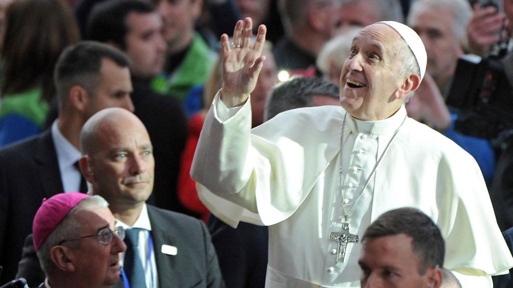 Paavi Franciscus tervehtii ihmisiä Irlannissa.