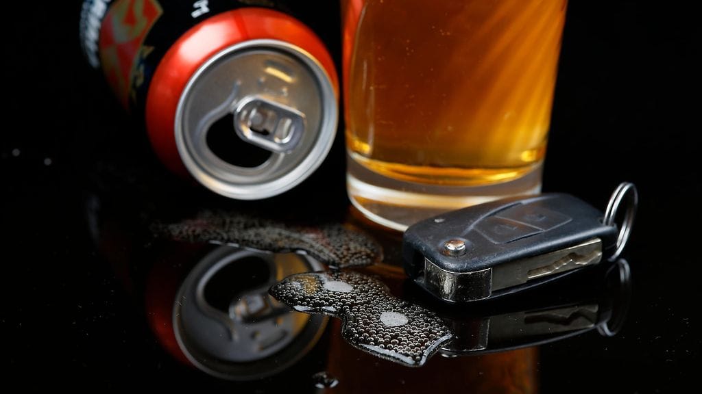 Kuvituskuva alkoholista ja auton avaimista.