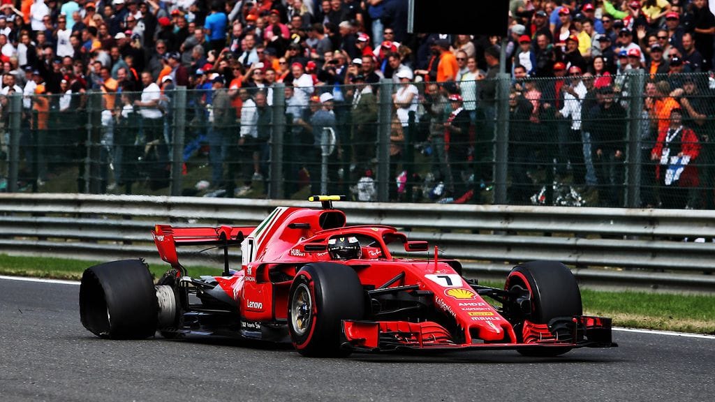 Kimi Räikkösen auton takarengas puhkesi Belgian GP:n ensimmäisessä mutkassa tapahtuneen kolarin takia.
