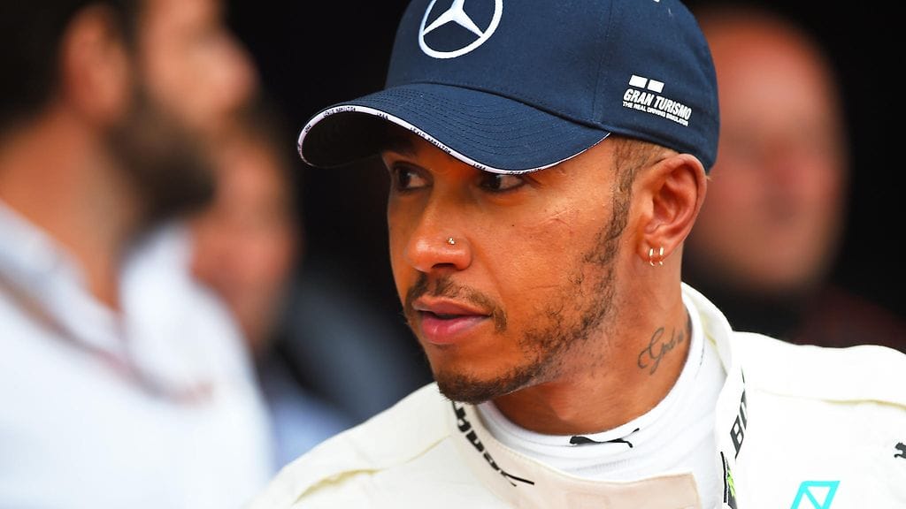 Lewis Hamilton ei voinut mitään, kun Sebastian Vettel ohitti hänet Belgian GP:n ensimmäisellä kierroksella.