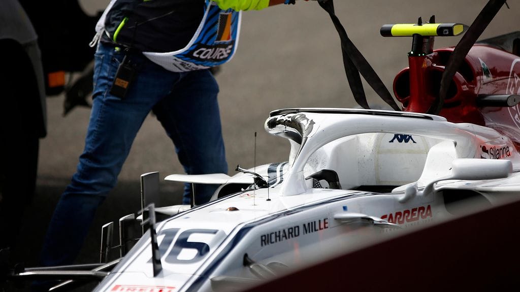 Charles Leclercin Halo-turvakaari oli naarmuilla hurjan kolarin jälkeen, mutta mikä tärkeintä: se säilyi ehjänä.