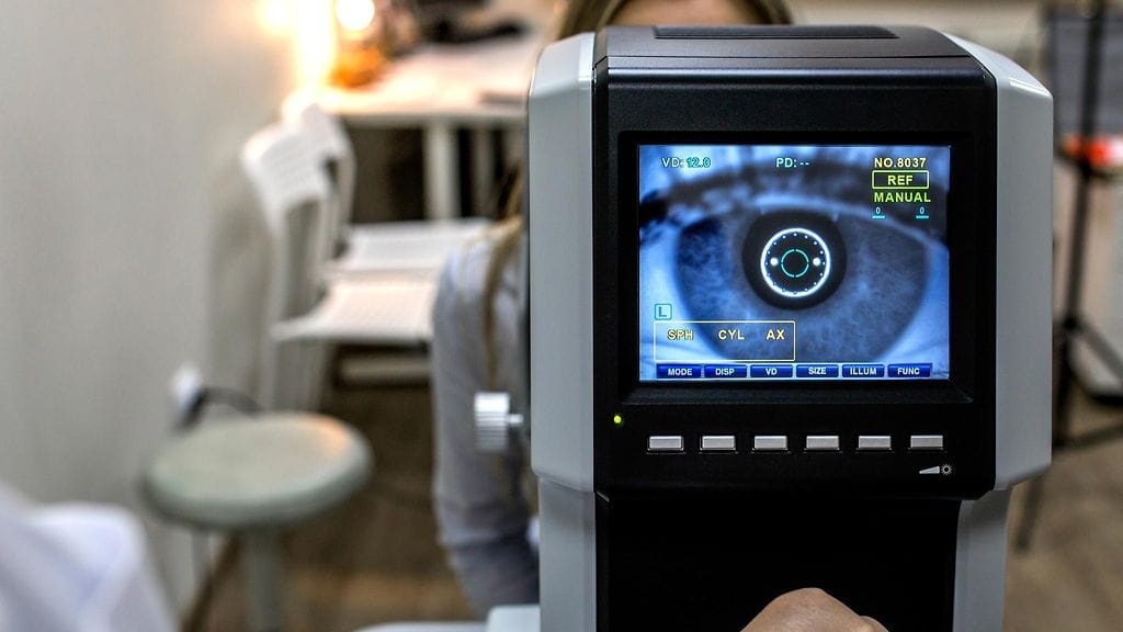 Silmätutkimus olisi yksinkertainen ja kivuton testimenetelmä etsiä Alzheimerin tautia. Kuvituskuva.