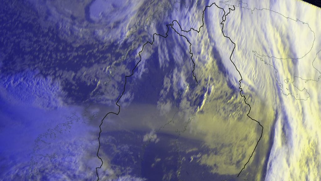 Valoilmiöiden syynä on Pohjois-Amerikasta Suomeen kantautuneet metsäpalosavut, jotka verhoavat taivasta Suomen yläilmakehässä noin 10 kilometrin korkeudessa.