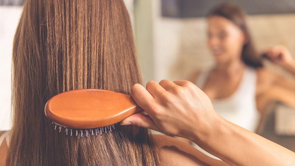 pitkät hiukset, kammata