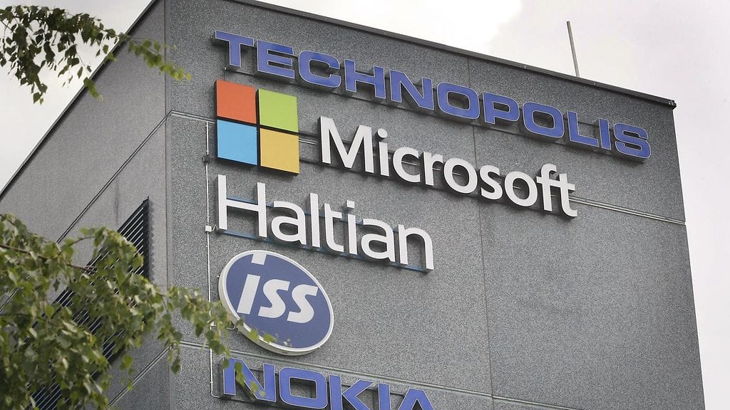 Helsingin Sanomien mukaan Microsoft harkitsee Oulun tutkimus- ja tuotekehitysyksikön lakkauttamista ja yhteensä jopa tuhannen työpaikan vähentämistä Suomessa.