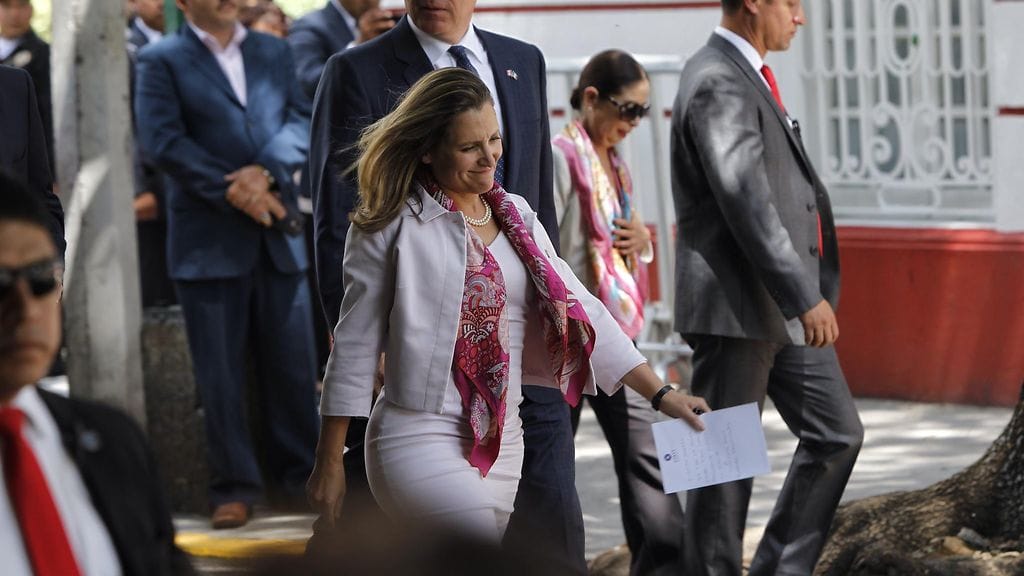 Kanadan ulkoministeri Chrystia Freeland poistuu Meksikon presidentin luota 25.8.2018. Osapuolet juttelivat vapaakauppasopimuksesta.