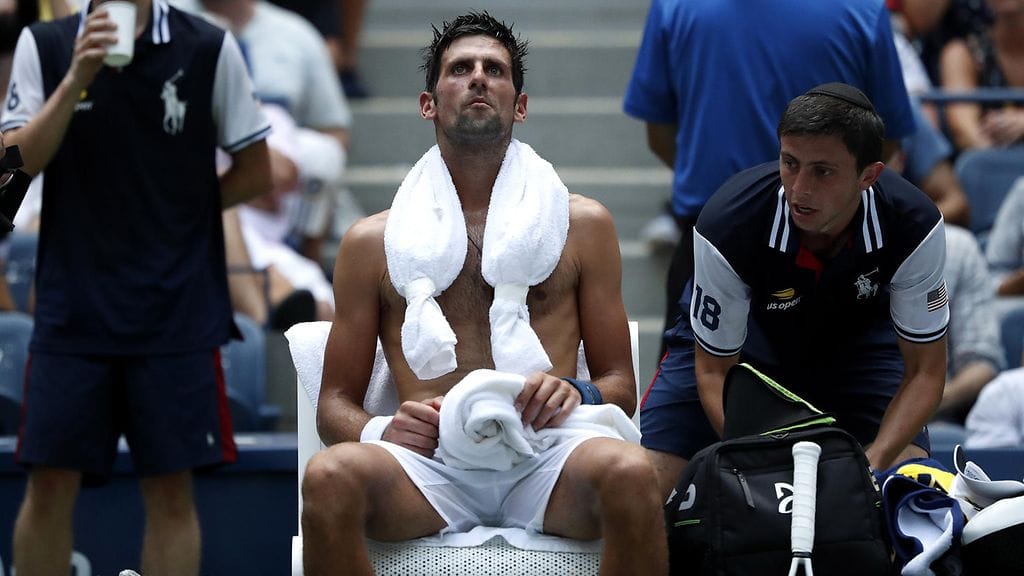 Novak Djokovic yritti viilentää itseään rankan ottelun pelikatkolla.