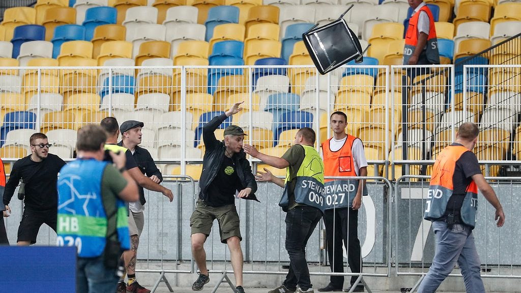 Kiovan Dynamon ja Ajaxin välisen ottelun alla nähtiin levottomuuksia.