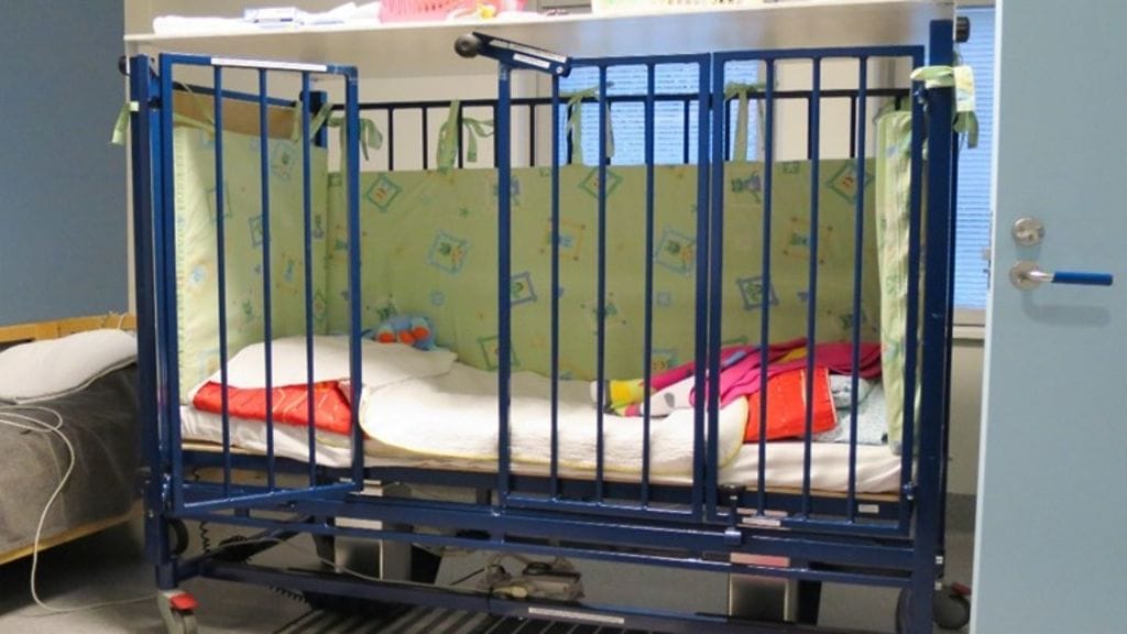 Eduskunnan oikeusasiamiehen kanslian välittämä kuva häkkisängystä.