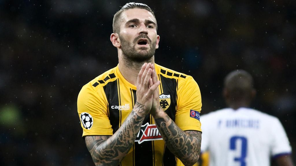 Jalkapallon Mestarien liigan karsintaottelussa AEK:n kroatialaishyökkääjä Marko Livaja syyllistyi hyvin tökeröön tekoon, kun hän täräytti karatepotkun vastustajaan kahinan keskellä.