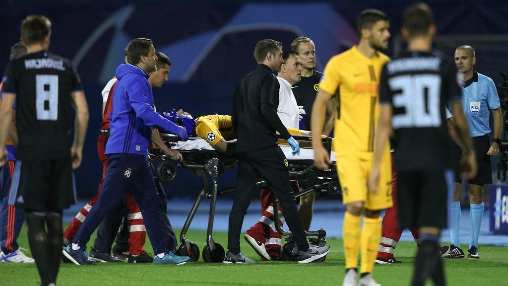 Sveitsiläisseura Young Boysin serbialaishyökkääjä Miralem Sulejmani kannettiin paareilla ulos kentältä.