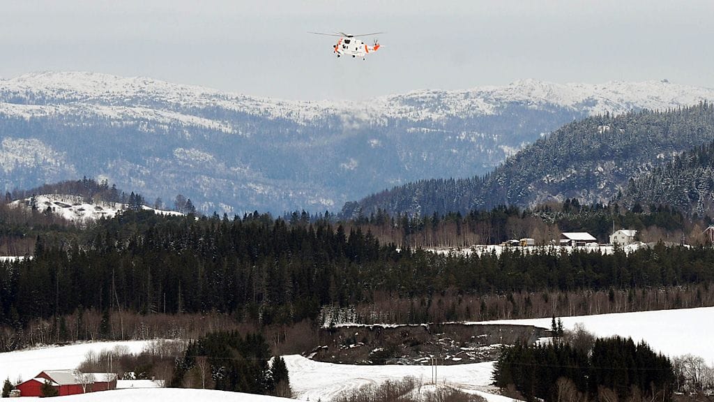 Pelastushelikopteri lensi katastrofihälytyksen aiheuttaneen maanvyörymän yllä Norjan Trondheimissa.