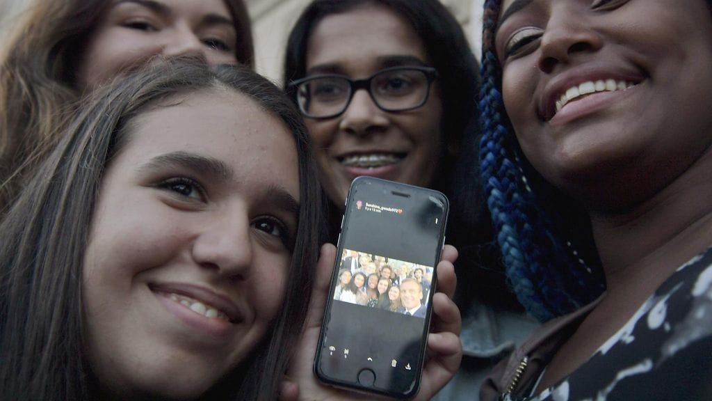 Ranskalais-suomalaisen koulun opiskelijat esittelevät selfietään Emmanuel Macronin kanssa. Kuvassa ovat Shanya Destouche, Christine Brunn, Lila Leblay ja Maram Baya.
