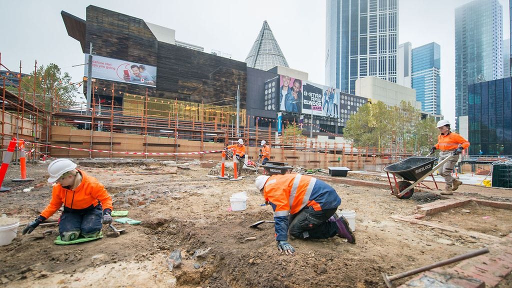 Arkeologit työssään kaivauksilla Melbournessa.