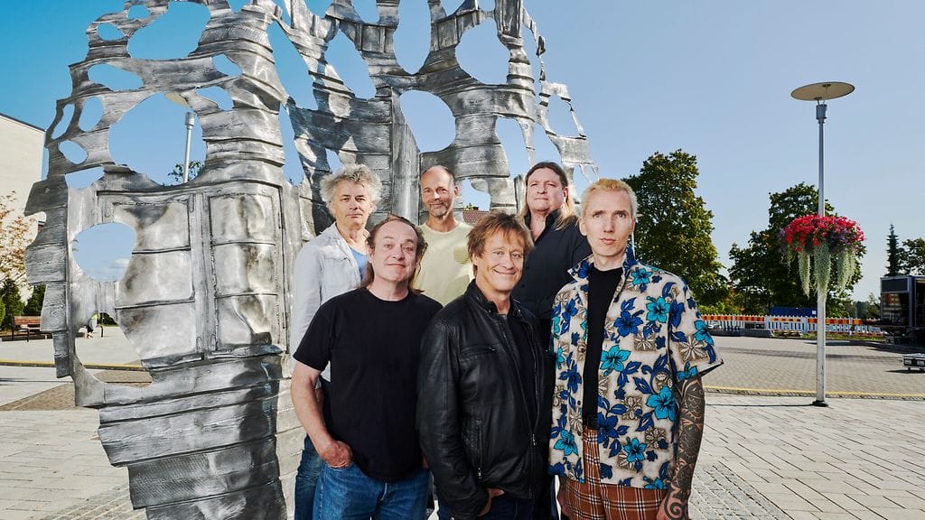 Alamökki-veistos paljastettiin Ylöjärvellä.