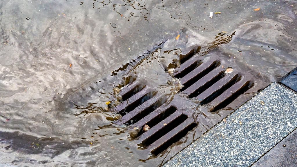 Joku tai jotkut olivat laittaneet Kyläsaaren koulun pihan jätevesikaivon viemäriin erilaisia esineitä Porissa. Kuvituskuvaa.