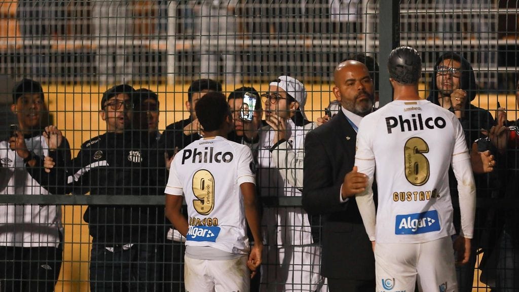 Santosin pelaajat yrittivät rauhoittaa omia kannattajiaan.