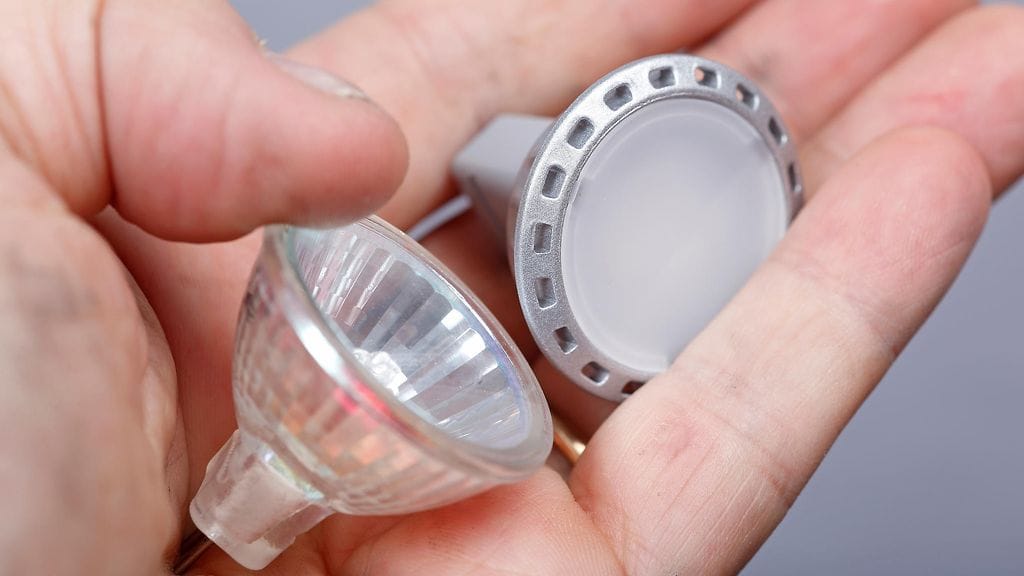 Kuvassa led- ja halogeenipolttimot.