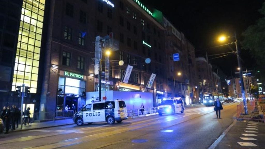 Useita poliisiautoja kerääntyi ennen puolta yötä Simonkadulle El Patron -nimisen yökerhon edustalle.