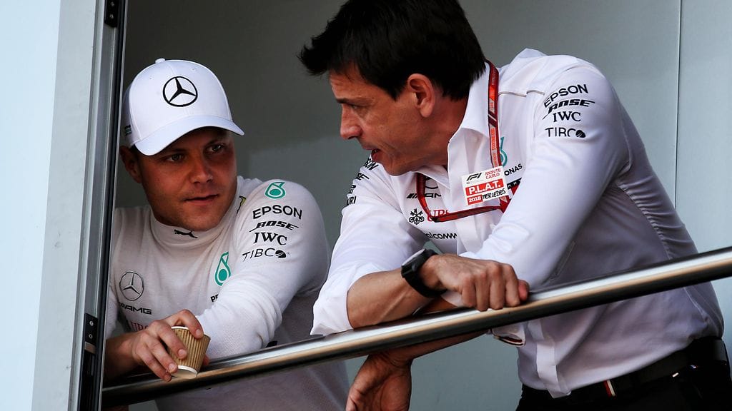 Mercedeksen tallipäälikkö Toto Wolff (oikealla) jakoi ymmärrystä Valtteri Bottaksen suuntaan Italian GP:n aika-ajojen jälkeen.