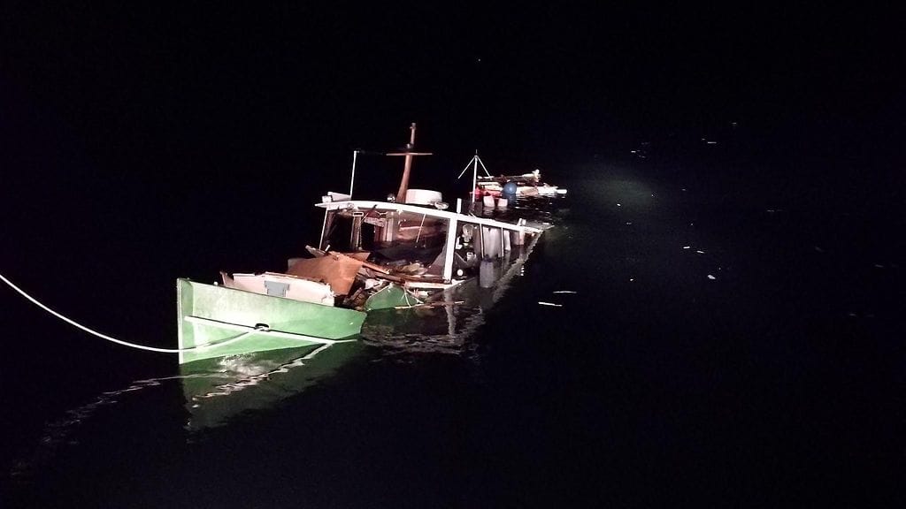 Rajavartiolaitos julkaisi kuvan uponneesta huvialuksesta, jonka se on merkinnyt valopoijulla.