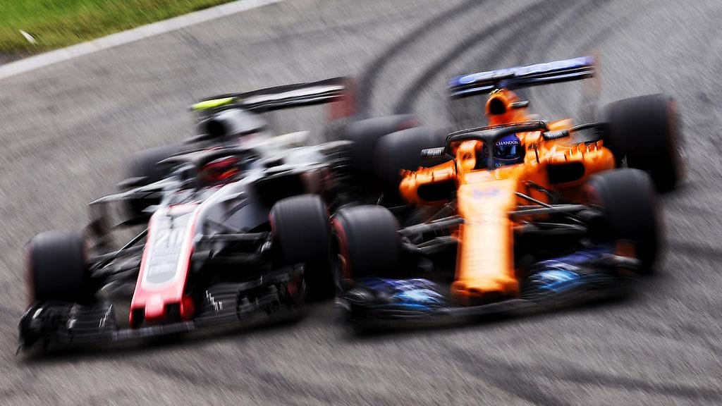 McLarenin Fernando Alonso ja Haasin Kevin Magnussen taistelussa Monzassa.