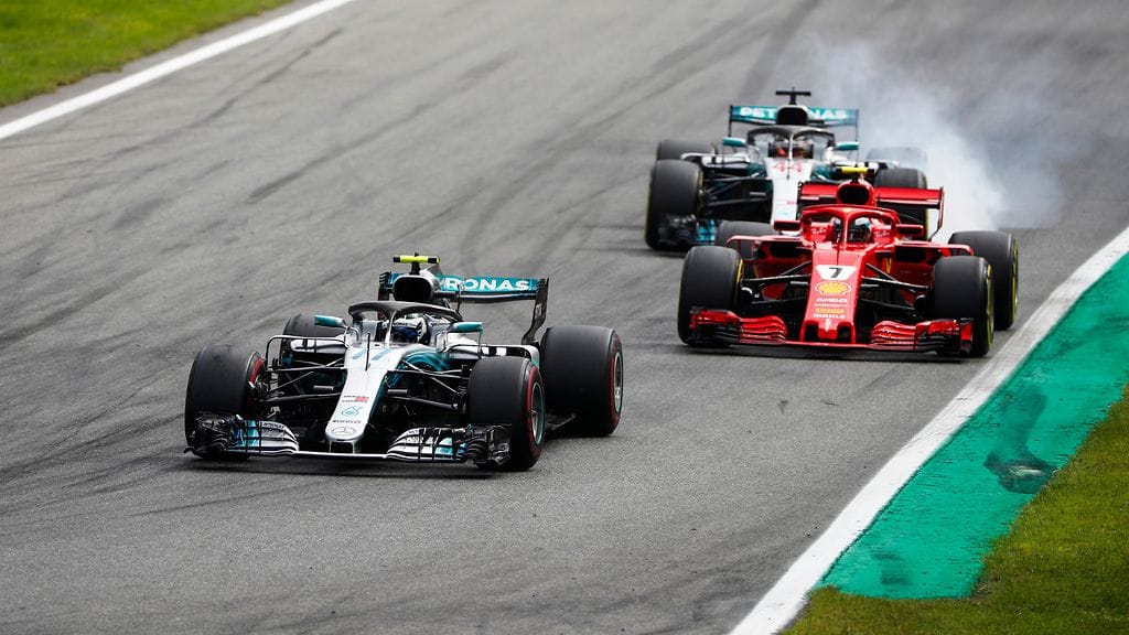 Valtteri Bottas (etualalla) piti urhollisesti Kimi Räikköstä (Ferrarin punaisessa autossa) takanaan Italian GP:ssä.