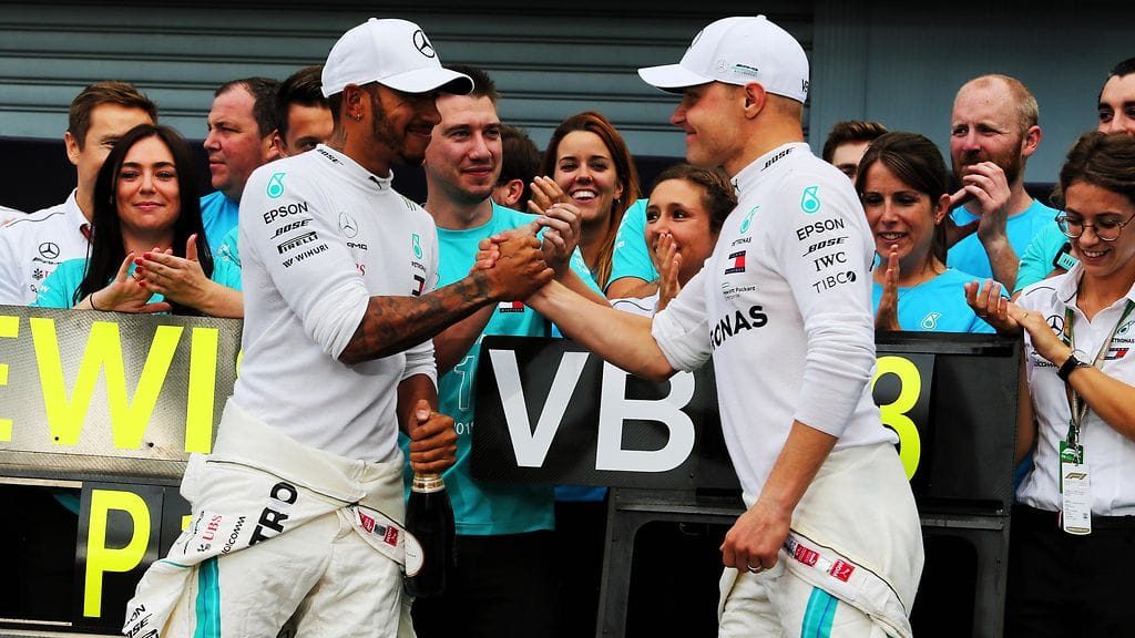 Valtteri Bottas (oikealla) auttoi Lewis Hamiltonin (vasemmalla) voittoon Italian GP:ssä.