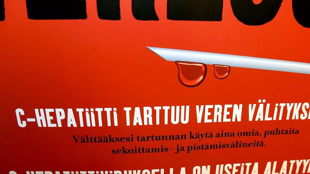 C-hepatiitista kertova juliste A-klinikkasäätiön Vinkki-asemalla Helsingissä, 28. marraskuuta 2013.
