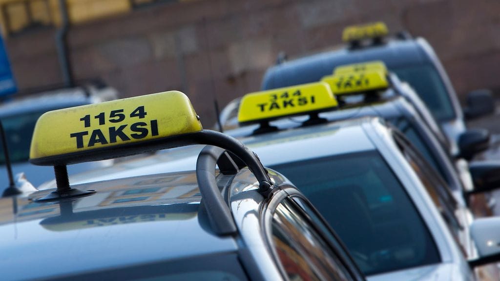 Taksiliitto kommentoi MTV Uutiset Livessä vuosi sitten toteutettua taksilain uudistusta.