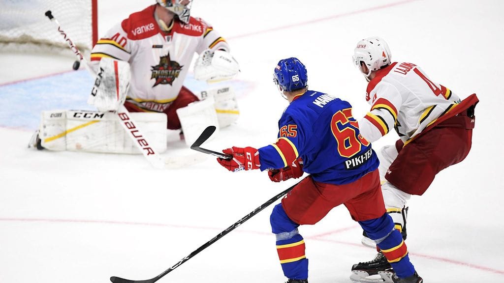 Sakari Manninen (sinisessä paidassa) takoi tehot 2+1, kun Jokerit avasi KHL:n runkosarjan 6-3-voitolla Kunlunista.