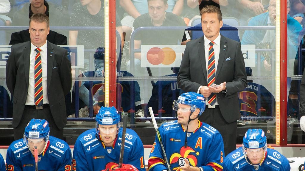 Lauri Marjamäki (takana oikealla) debytoi maanantaina Jokereiden päävalmentajana, kun Jokerit avasi runkosarjan kotiottelulla Kunlunia vastaan.