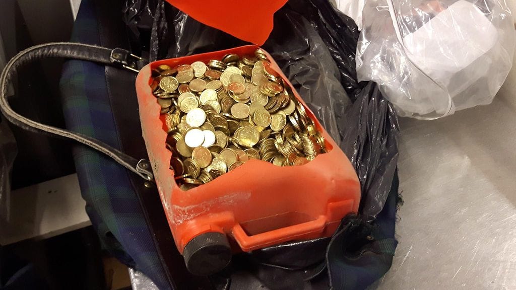 Epäiltyjen hallusta takavarikoituja kolikoita. Keskusrikospoliisi epäilee, että Turun kaupungin pysäköintimittareista on kavallettu liki 900 000 euroa. Epäillyt kavallukset tapahtuivat vuosina 2007-2017.