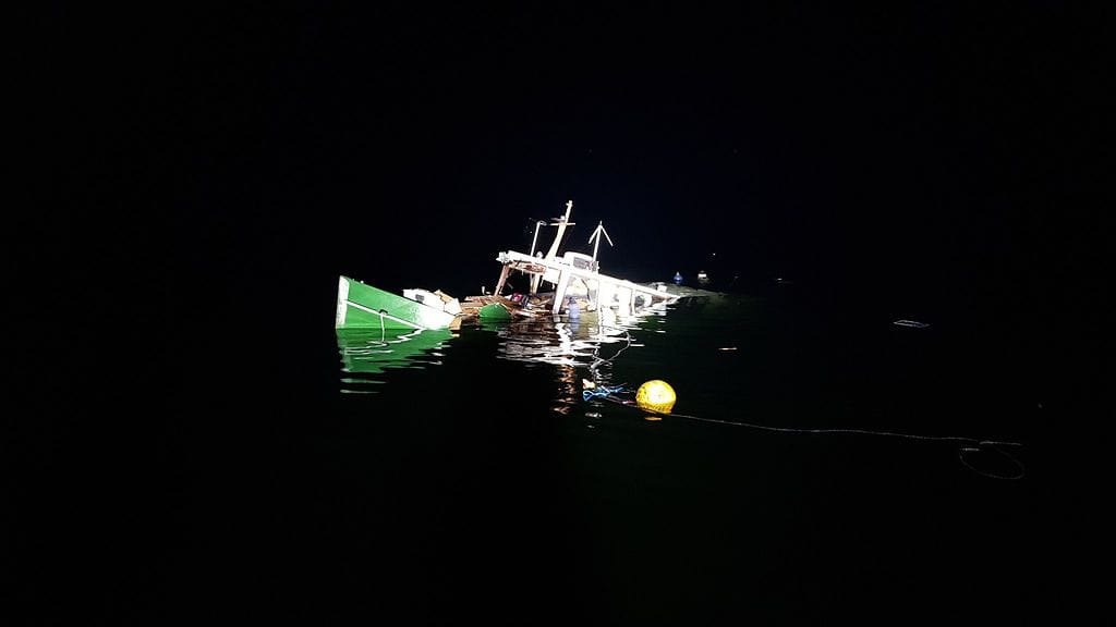 Huvivene vaurioitui törmäyksessä pahasti ja alkoi upota Hangon läntisellä merialueella, kertoo rajavartiolaitos tiedotteessaan.