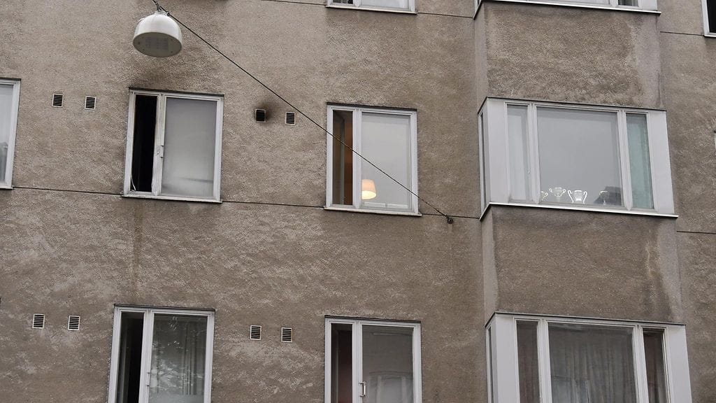 Mechelininkadun tulipalossa loukkaantui vakavasti ainakin yksi henkilö.